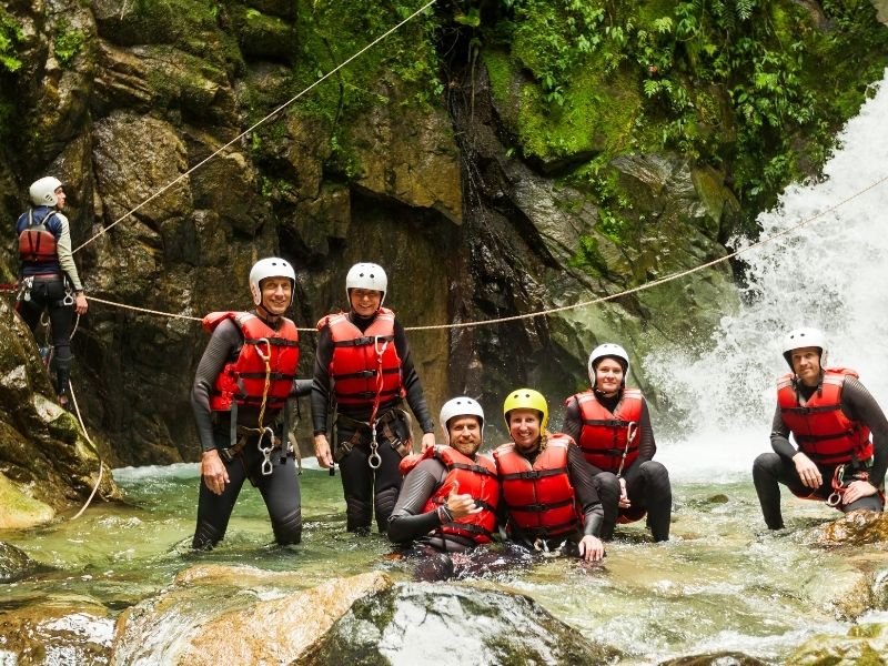 activité-été-canyoning-eaux-vives-savoie-grand-revard-feclaz A la poursuite des canyons