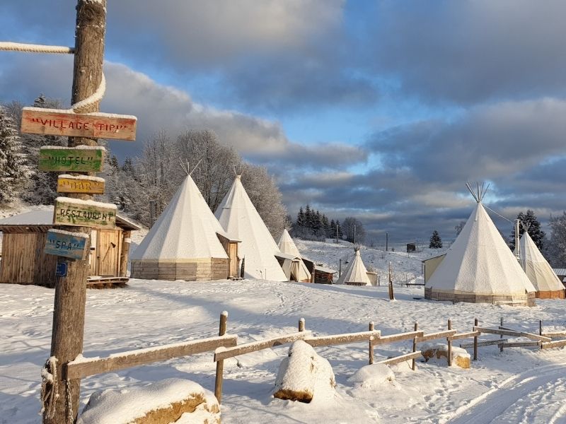 Village insolite sous tipis