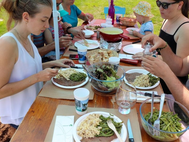 repas-tipi-insolite-evjf-amies-montagne Repas EVJF-G au Village TIpi