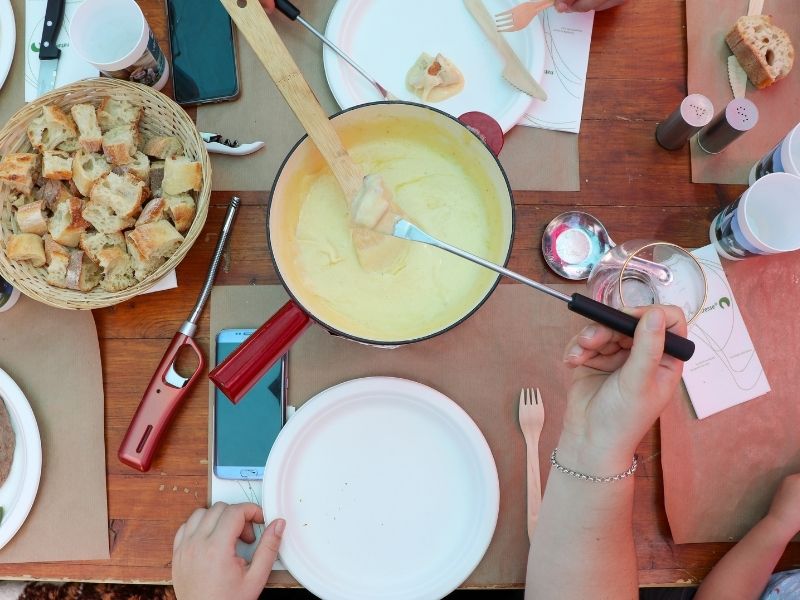 Fondue dans un restaurant de montagne