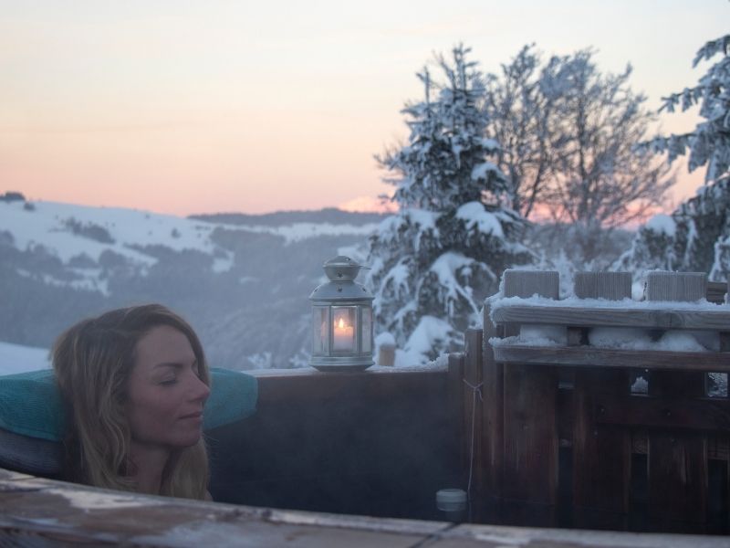 Détente dans les bains nordiques